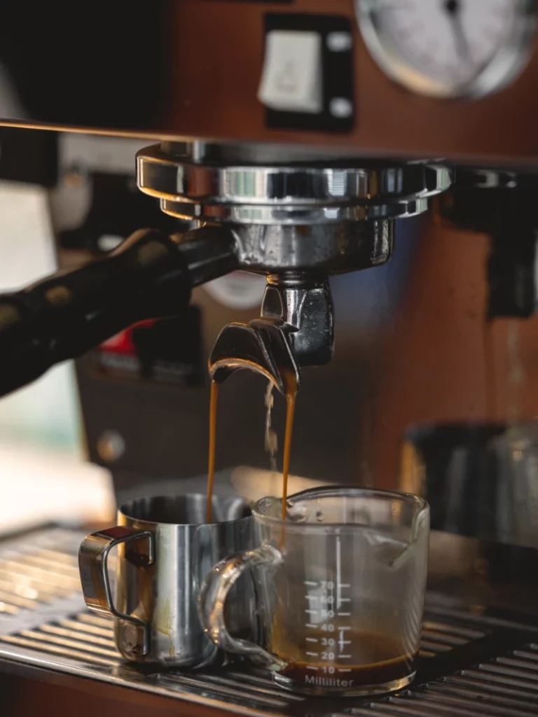 Verse espresso stroomt uit espressomachine in mobiele koffiebar food truck
