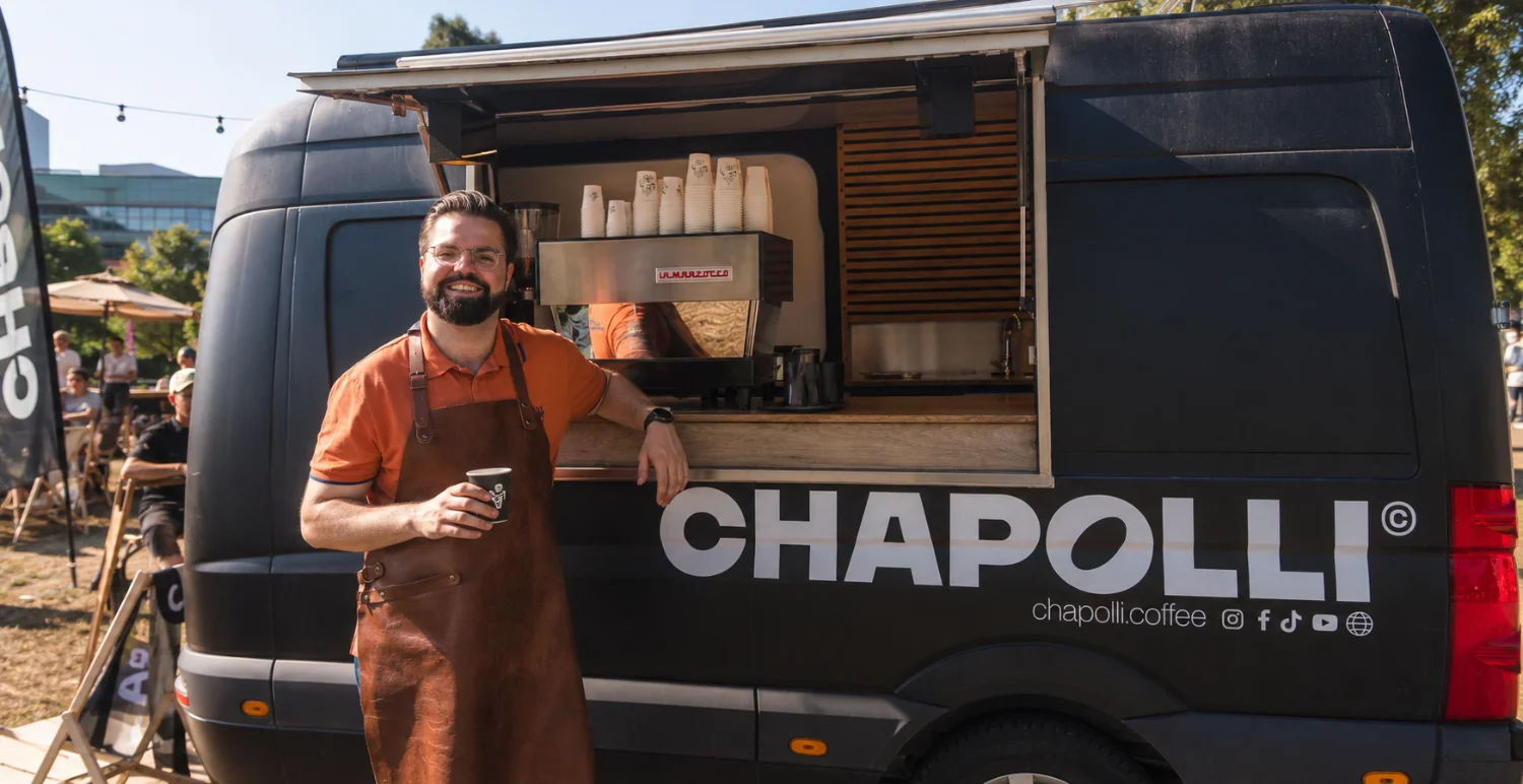 Warme koffie in de zomer